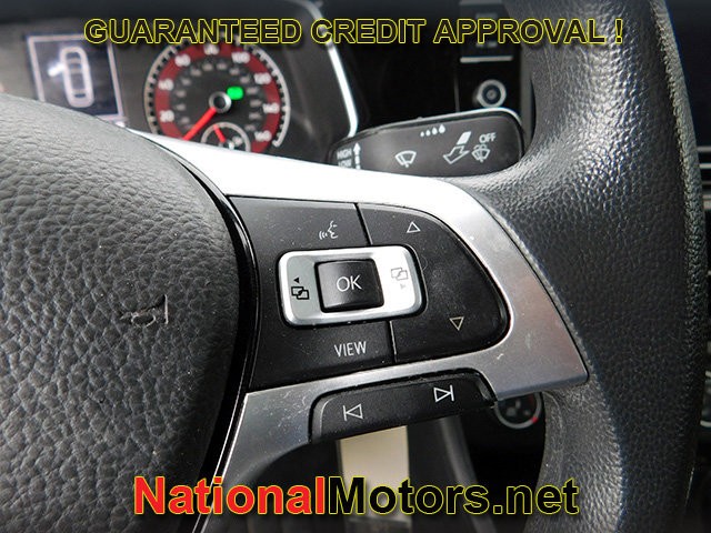 Volkswagen Jetta Vehicle Full-screen Gallery Image 13