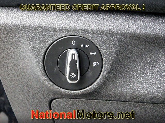 Volkswagen Jetta Vehicle Full-screen Gallery Image 16