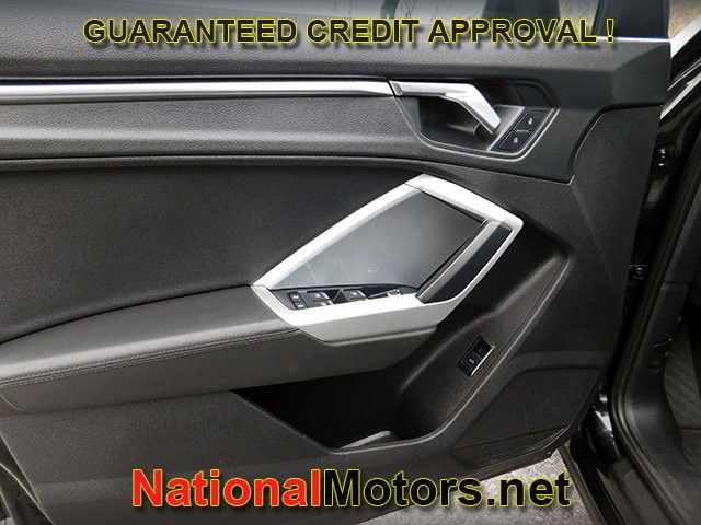 Audi Q3 Vehicle Full-screen Gallery Image 15