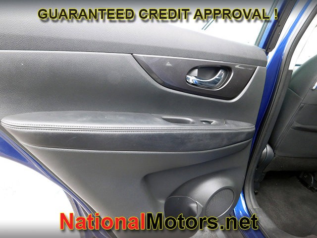 Nissan Rogue Vehicle Full-screen Gallery Image 06