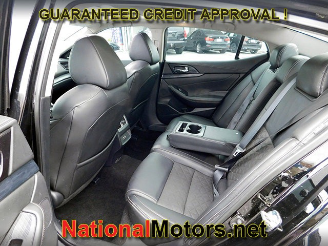 Nissan Maxima Vehicle Full-screen Gallery Image 10