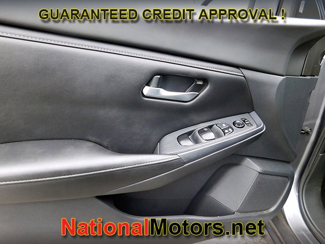 Nissan Sentra Vehicle Full-screen Gallery Image 09