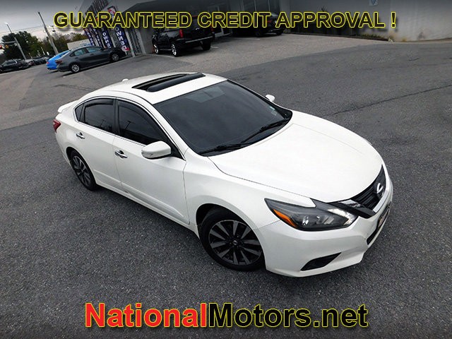 Nissan Altima Vehicle Full-screen Gallery Image 02