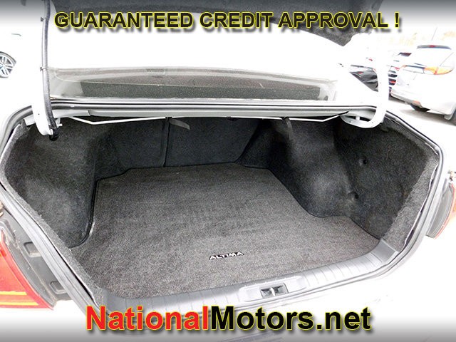 Nissan Altima Vehicle Full-screen Gallery Image 05