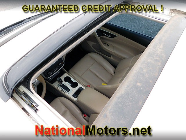 Nissan Altima Vehicle Full-screen Gallery Image 06
