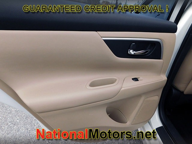 Nissan Altima Vehicle Full-screen Gallery Image 07