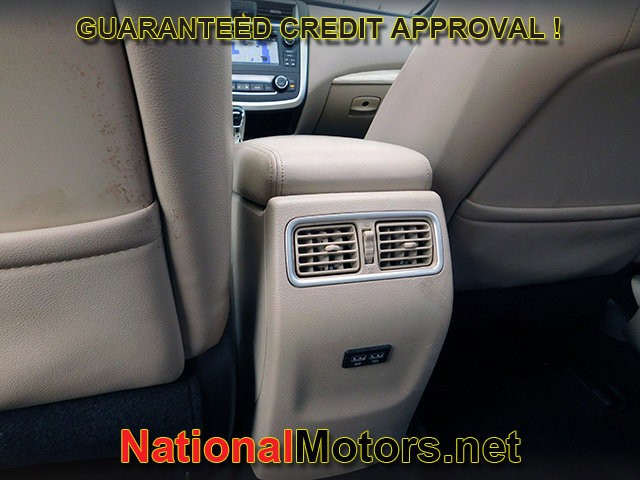 Nissan Altima Vehicle Full-screen Gallery Image 09