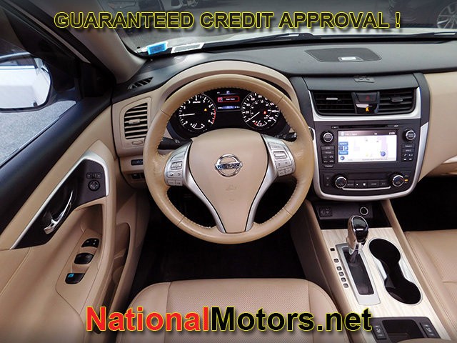 Nissan Altima Vehicle Full-screen Gallery Image 10