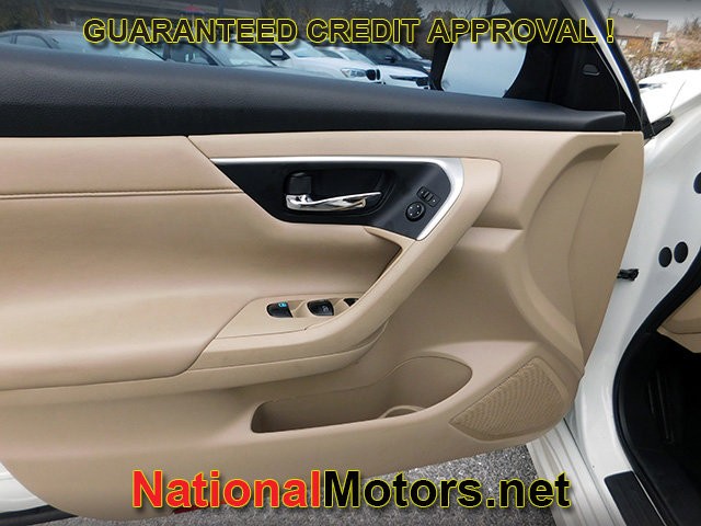 Nissan Altima Vehicle Full-screen Gallery Image 11