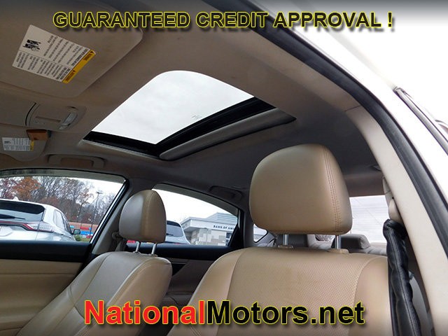 Nissan Altima Vehicle Full-screen Gallery Image 14
