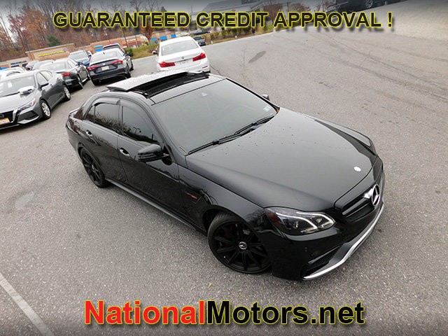 Mercedes-Benz E-Class Vehicle Full-screen Gallery Image 02