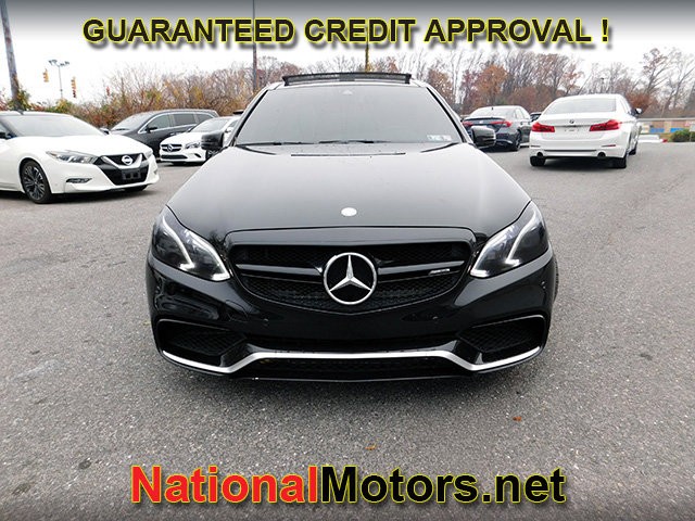 Mercedes-Benz E-Class Vehicle Full-screen Gallery Image 03