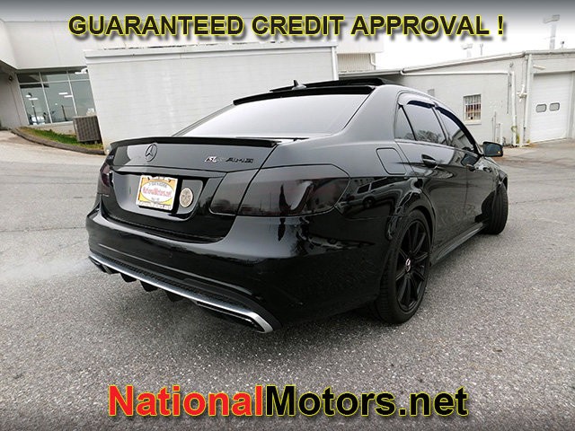 Mercedes-Benz E-Class Vehicle Full-screen Gallery Image 05