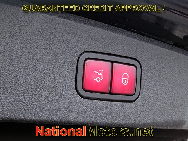 Mercedes-Benz E-Class Vehicle Full-screen Gallery Image 08