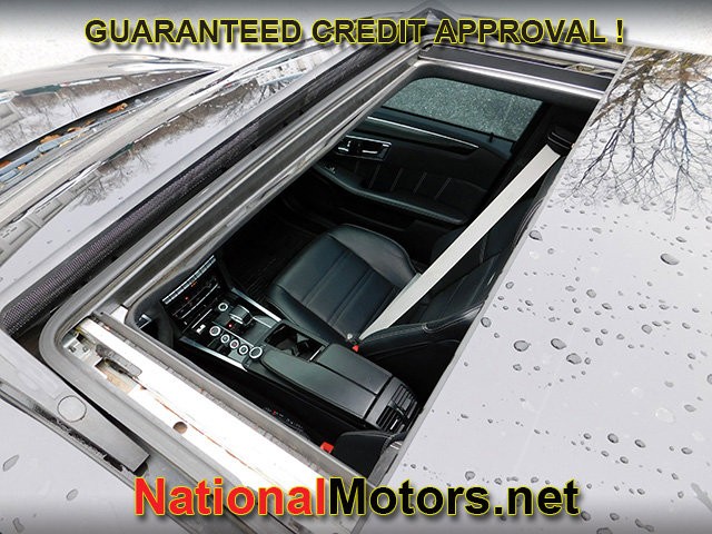 Mercedes-Benz E-Class Vehicle Full-screen Gallery Image 09