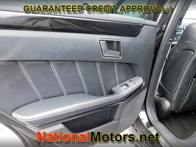 Mercedes-Benz E-Class Vehicle Full-screen Gallery Image 10