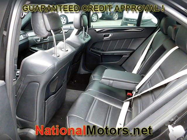 Mercedes-Benz E-Class Vehicle Full-screen Gallery Image 11