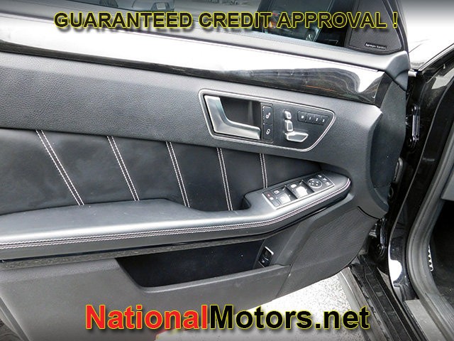 Mercedes-Benz E-Class Vehicle Full-screen Gallery Image 13