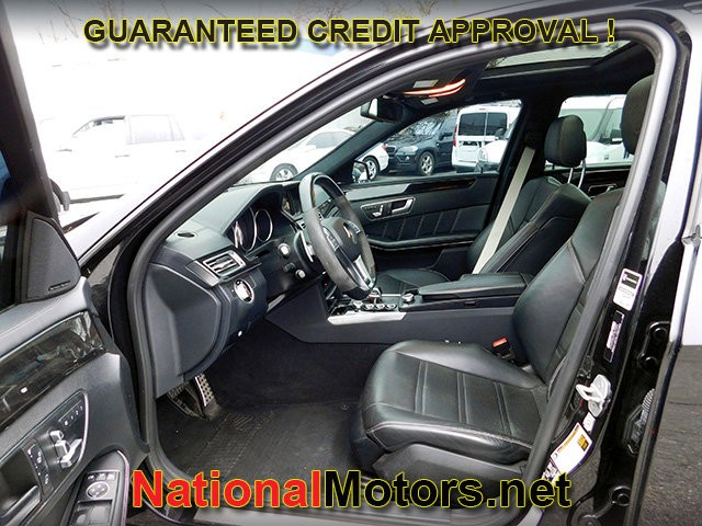 Mercedes-Benz E-Class Vehicle Full-screen Gallery Image 15