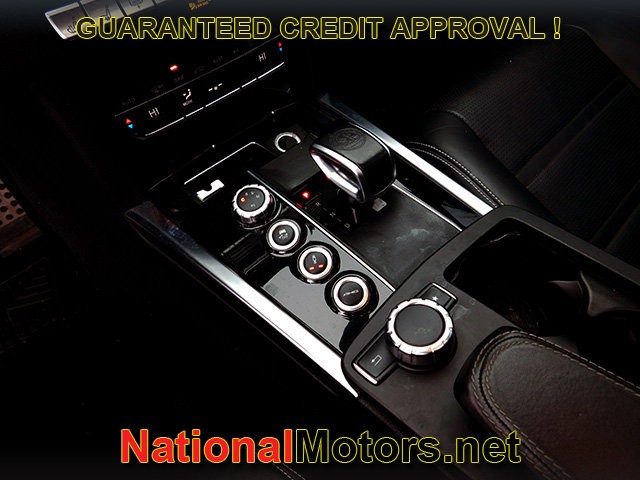 Mercedes-Benz E-Class Vehicle Full-screen Gallery Image 20