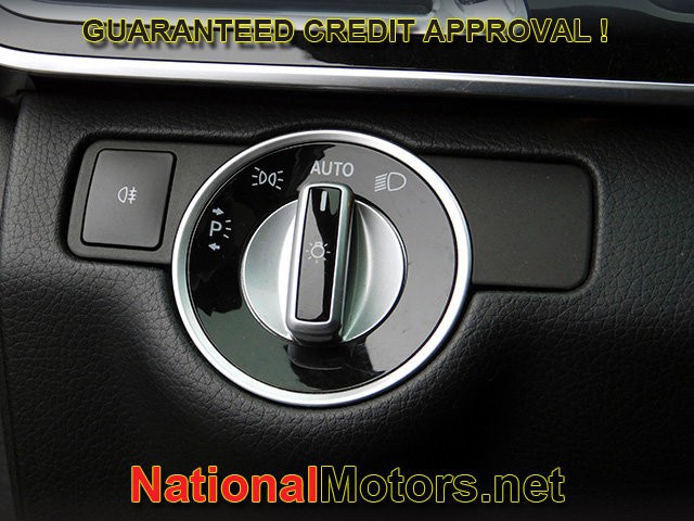 Mercedes-Benz E-Class Vehicle Full-screen Gallery Image 25