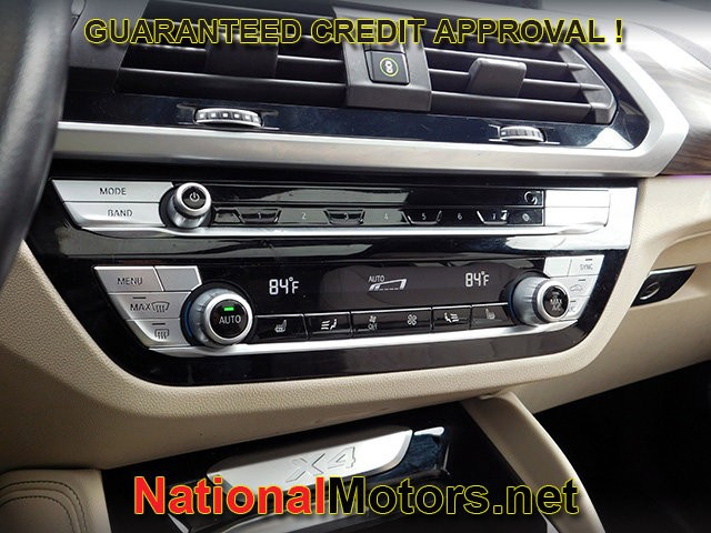 BMW X4 Vehicle Full-screen Gallery Image 22