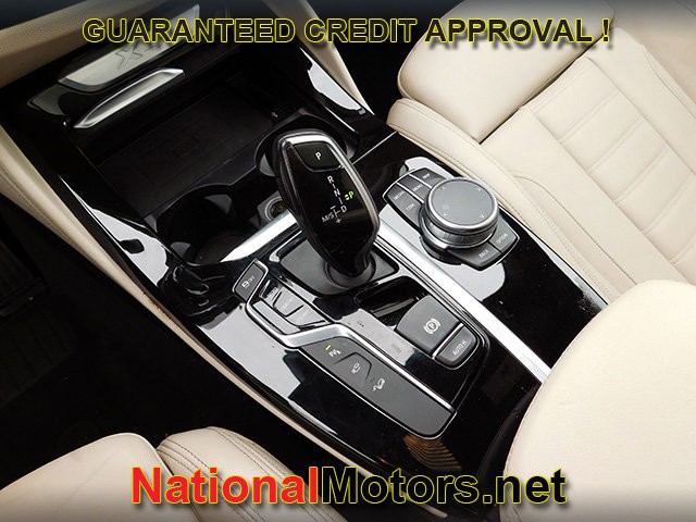 BMW X4 Vehicle Full-screen Gallery Image 23