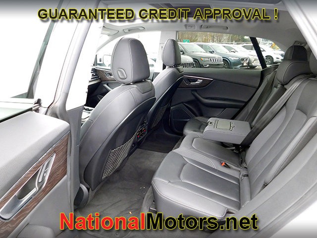 Audi Q8 Vehicle Full-screen Gallery Image 13