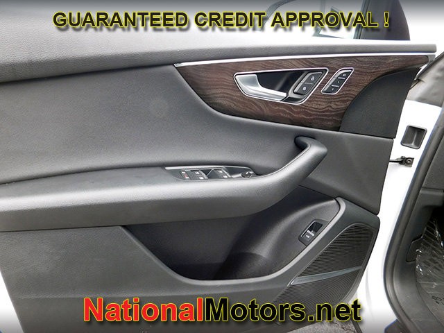 Audi Q8 Vehicle Full-screen Gallery Image 16