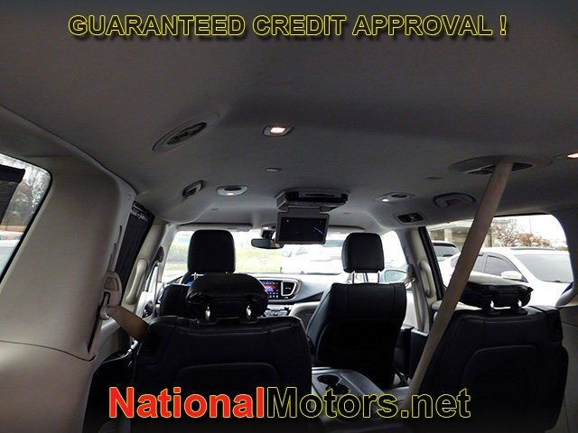 Chrysler Pacifica Vehicle Full-screen Gallery Image 05