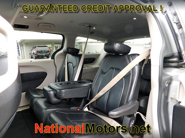 Chrysler Pacifica Vehicle Full-screen Gallery Image 09