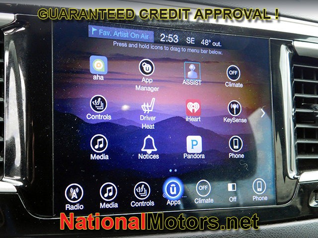 Chrysler Pacifica Vehicle Full-screen Gallery Image 17