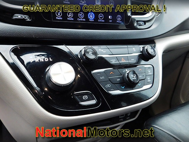 Chrysler Pacifica Vehicle Full-screen Gallery Image 18