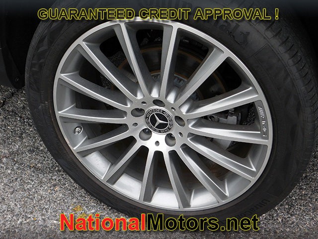 Mercedes-Benz GLC Vehicle Full-screen Gallery Image 09