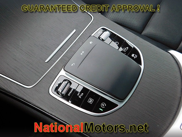 Mercedes-Benz GLC Vehicle Full-screen Gallery Image 22