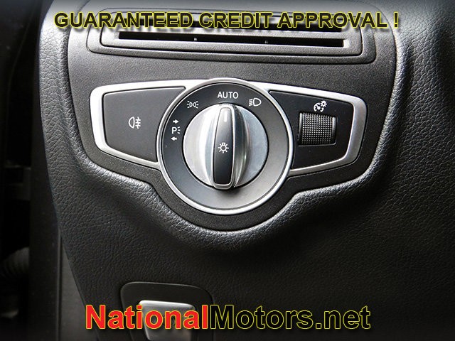 Mercedes-Benz GLC Vehicle Full-screen Gallery Image 26