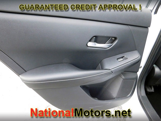 Nissan Sentra Vehicle Full-screen Gallery Image 09