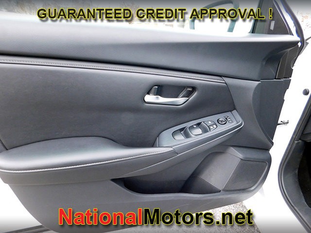 Nissan Sentra Vehicle Full-screen Gallery Image 12