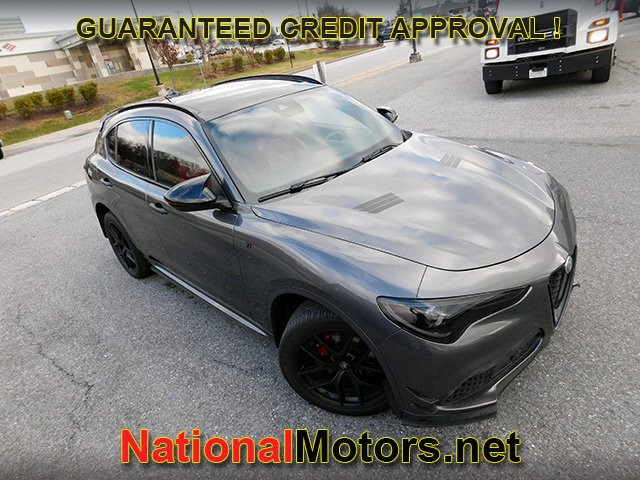 Alfa Romeo Stelvio Vehicle Full-screen Gallery Image 02