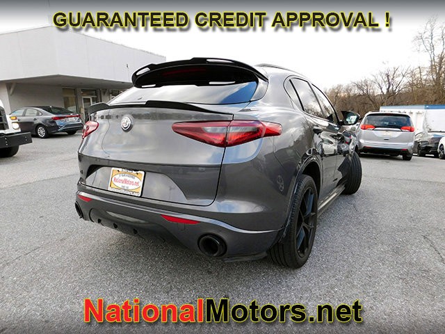 Alfa Romeo Stelvio Vehicle Full-screen Gallery Image 03