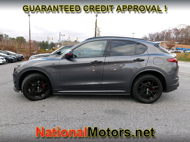 Alfa Romeo Stelvio Vehicle Full-screen Gallery Image 04