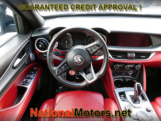 Alfa Romeo Stelvio Vehicle Full-screen Gallery Image 09
