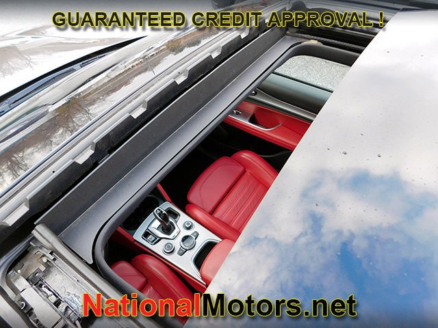 Alfa Romeo Stelvio Vehicle Full-screen Gallery Image 10