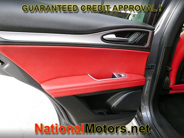 Alfa Romeo Stelvio Vehicle Full-screen Gallery Image 11