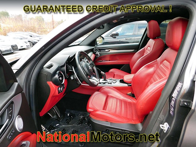 Alfa Romeo Stelvio Vehicle Full-screen Gallery Image 17