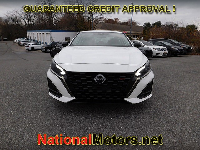 Nissan Altima Vehicle Full-screen Gallery Image 03