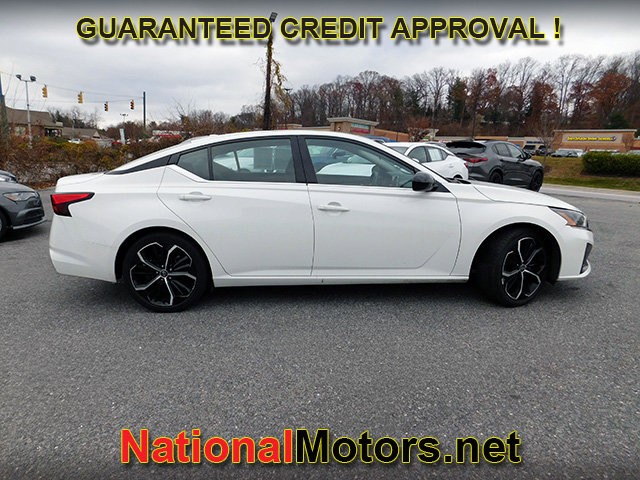 Nissan Altima Vehicle Full-screen Gallery Image 04