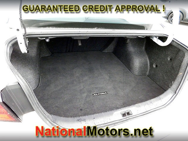 Nissan Altima Vehicle Full-screen Gallery Image 06