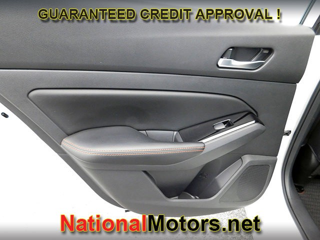 Nissan Altima Vehicle Full-screen Gallery Image 08