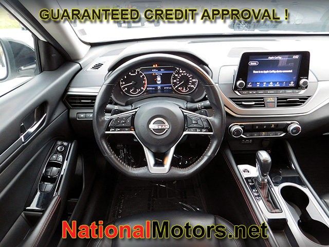 Nissan Altima Vehicle Full-screen Gallery Image 10
